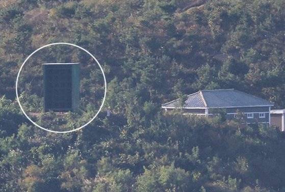 지난 10월 20일 경기도 파주 오두산통일전망대에서 바라 본 황해북도 개풍군 일대. 북한의 대남 확성기로 추정되는 물체(원 안)가 보인다. 연합뉴스