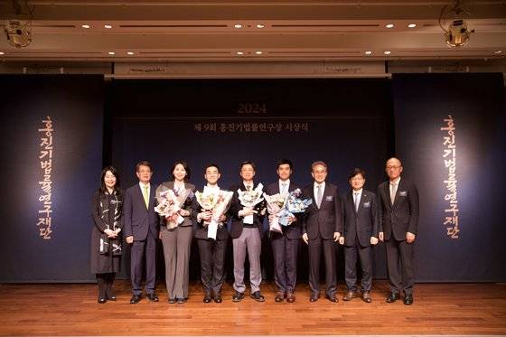 왼쪽부터 최난설헌 이사, 정인섭 이사, 박경미 박사(논문부문 우수), 백대열 박사(논문부문 대상), 오세혁 교수(올해의법률저서), 김정민 박사(논문부문 우수), 홍석조 이사장, 구승회 감사, 조현덕 이사. 사진 홍진기법률연구재단