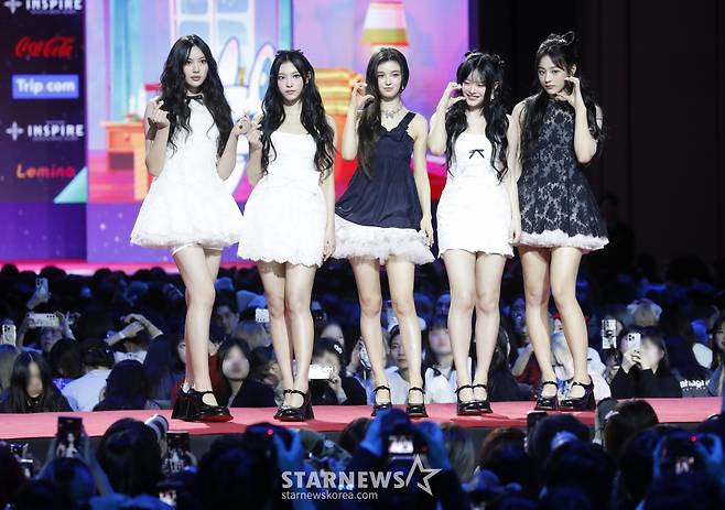 (인천=뉴스1) 권현진 기자 = 뉴진스의 혜인(왼쪽부터)과 해린, 다니엘, 하니, 민지가 크리스마스인 25일 오후 인천 중구 인스파이어 아레나에서 열린 '2023 SBS 가요대전' 레드카펫 행사에서 포즈를 취하고 있다. 2023.12.25/뉴스1 Copyright (C) 뉴스1. All rights reserved. 무단 전재 및 재배포, AI학습 이용 금지. /사진=(인천=뉴스1) 권현진 기자