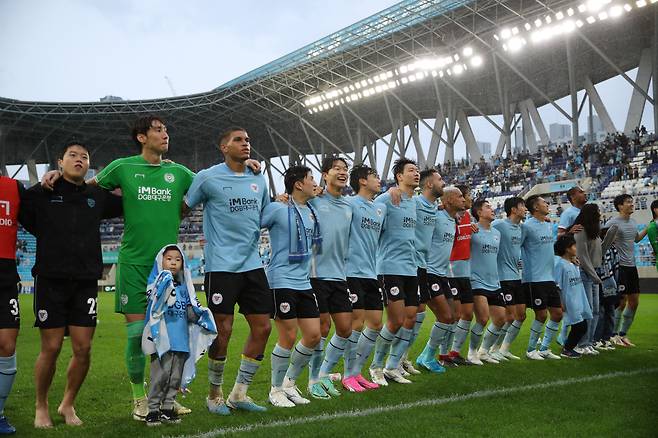 DGB대구은행파크/ K리그1/ 대구FC vs 전북현대모터스/ 경기 종료/ 대구 승리/ 대구 단체/ 승리 세레머니/ 사진 서혜민