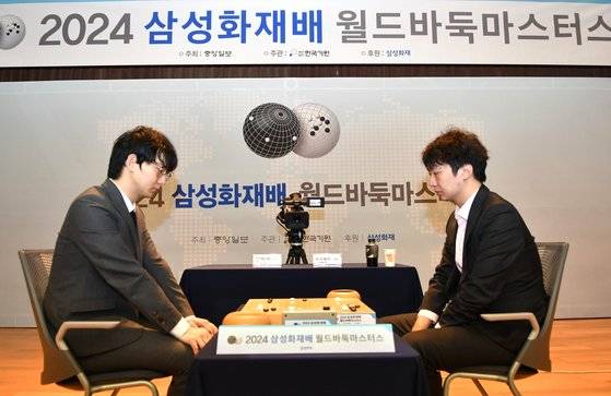 22일 2024 삼성화재배 결승 3국 대국 장면. 왼쪽이 우승자 딩하오고 오른쪽이 당이페이다. 사진 한국기원