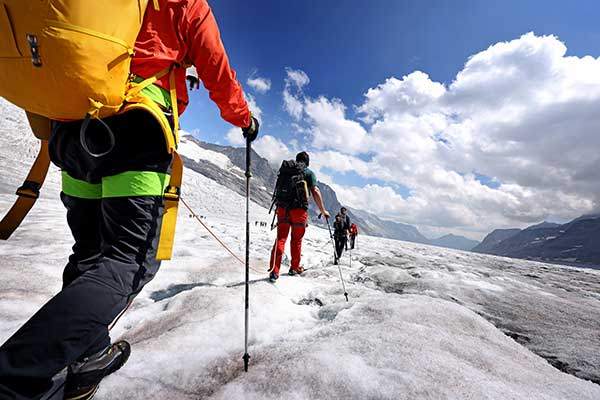 어딘가 도사리고 있을 크레바스에 대비하기 위해 서로 로프를 연결하는 안자일렌이 필수다. 가이드 한 명당 보통 8명, 총 9명이 기차놀이 하듯 걷는다.