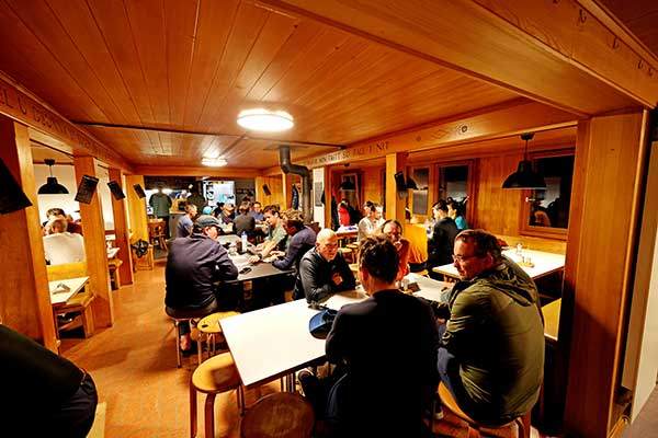 아침식사를 기다리는 콩코르디아산장의 숙박객들. 아침식사를 새벽 5시 30분에 제공하며, 6시부터 7시 사이에 대부분의 하이킹 팀이 출발한다.