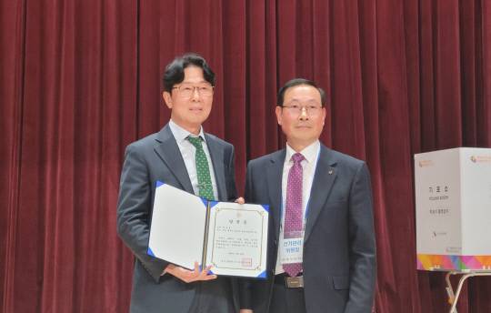 진윤석 홍성문화원 선거관리위원장(오른쪽)이 배상목 제21대 원장 당선인에게 당선증을 교부하고 있다. 이권영 기자.