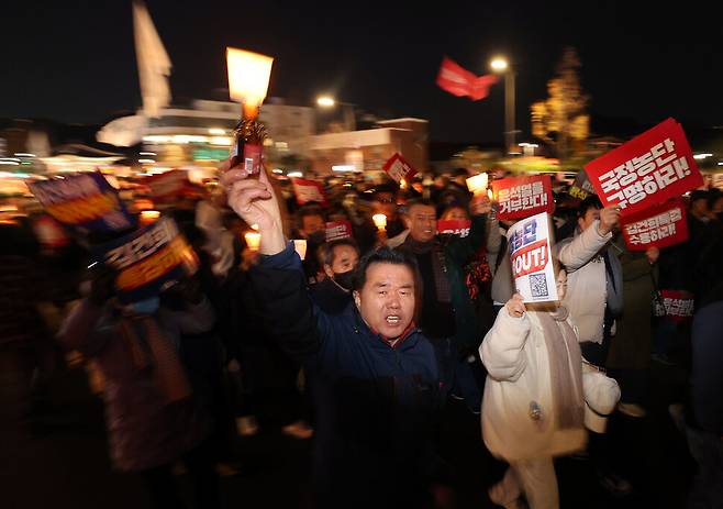 ‘김건희 채상병 특검 추진, 국정농단 규명! 윤석열을 거부한다 2차 시민행진’ 집회에서 참석자들이 명동역을 향해 행진하며 구호를 외치고 있다. 김태형 기자