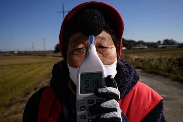 당산리 주민 김수자(76)씨는 소음 방송이 정점에 이르던 지난여름을 떠올리며 “창문을 열자니 소리가 괴롭고, 창문을 닫자니 더위가 괴롭고, 에어컨을 계속 틀자니 냉방병이 괴로웠다”라고 말했다. 조씨는 "함께 지내는 친언니의 병세(폐암)가 스트레스로 인해 악화하지 않을까 걱정스럽다"라고 덧붙여 말했다. 강화=하상윤 기자