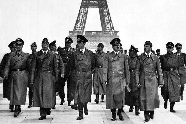 ▲ 1940년 6월23일 파리 에펠탑 앞에 선 히틀러와 그의 측근 막료들. 독일 장군들은 홀로코스트 전쟁범죄를 저지른 히틀러의 공범자들이란 비판을 받는다. ⓒ위키미디어