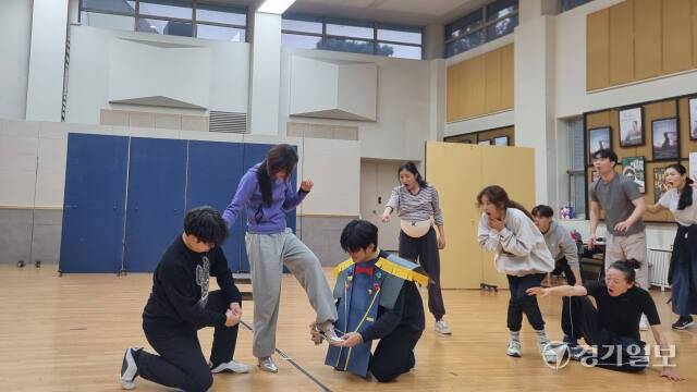 왕자가 유리구두를 신겨주는 동화 속 명장면이 ‘신데룰라 이야기’에서도 펼쳐지고 있다. 이나경기자