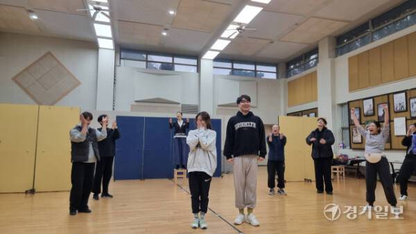 ‘신데룰라 이야기’ 연습현장. 신데룰라의 새엄마와 아빠가 온 마을의 축복을 받으며 결혼식을 진행하고 있다. 이나경기자