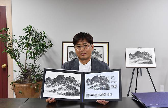 가성현 한국조폐공사 책임 연구위원이 13일 대전 유성구 조폐공사 본사 회의실에서 인왕제색도 요판화를 보여주고 있다. /한국조폐공사 제공