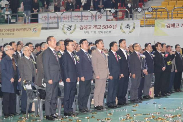 ▲홍태용 김해시장(왼쪽 4번째)을 비롯한 내빈들이 김해고 개교 50주년 기념 행사에 임하고 있다. ⓒ프레시안(조민규)