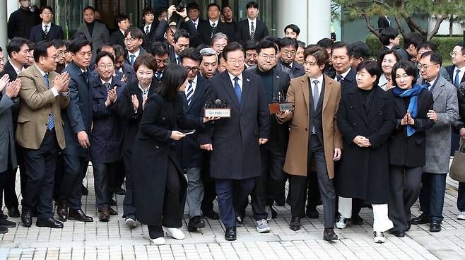 이재명 더불어민주당 대표가 25일 오후 서울 서초구 서울지방법원에서 열린 위증교사 혐의 사건에 대한 선고 공판에서 무죄를 선고 받은 뒤 법원을 나서고 있다. ⓒ공동취재단