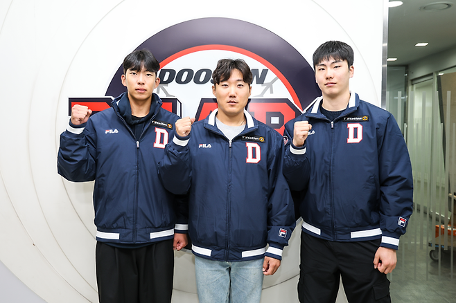최근 롯데에서 두산으로 이적한 김민석, 추재현, 최우인(왼쪽부터)이 구단 점퍼를 입고 기념촬영하고 있다. 두산 베어스 제공