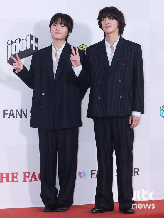 잔나비가 10일 오후 인천 남동구 남동체육관에서 열린 '2023 더팩트 뮤직 어워즈(THE FACT MUSIC AWARDS)' 레드카펫 행사에 참석해 포즈를 취하고 있다. 김현우 엔터뉴스팀 기자 kim.hyunwoo3@jtbc.co.kr (콘텐트비즈니스본부)