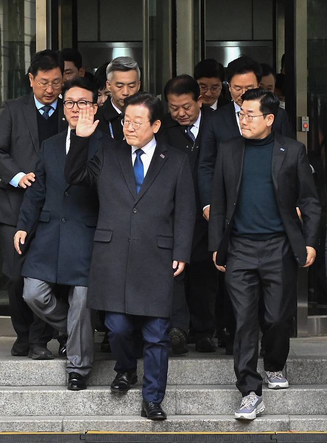 이재명 더불어민주당 대표가 25일 서울 서초구 중앙지방법원에서 열린 위증교사 혐의 1심에서 무죄를 선고 받은 후 법원을 나서고 있다. 서울중앙지법 형사합의33부(부장판사 김동현)는 “피고인에 대한 공소사실은 범죄사실의 증명이 없고, 위증교사의 고의가 있었다고 보기 어렵다” 며 위증교사 혐의로 기소된 이 대표에게 무죄를 선고했다. 2024.11.25 (사진공동취재단)