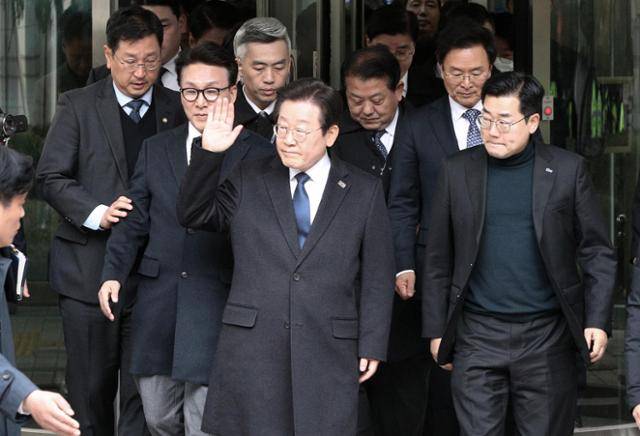 이재명 더불어민주당 대표가 25일 서울 서초구 서울중앙지법에서 위증교사 혐의 재판 1심 선고 무죄 판결을 받은 후 법원을 나서고 있다. 뉴시스