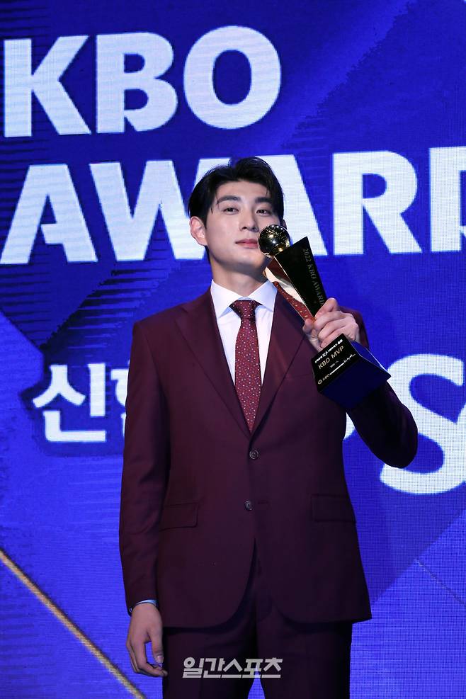올시즌 프로야구에서 최고의 활약을 펼친 선수를 뽑는 2022 신한은행 쏠 KBO 시상식이 17일 오후 서울 중구 웨스틴조선호텔에서 열렸다. 키움 이정후가 MVP를 받고 포토타임을 갖고 있다. 정시종 기자 /2022.11.17