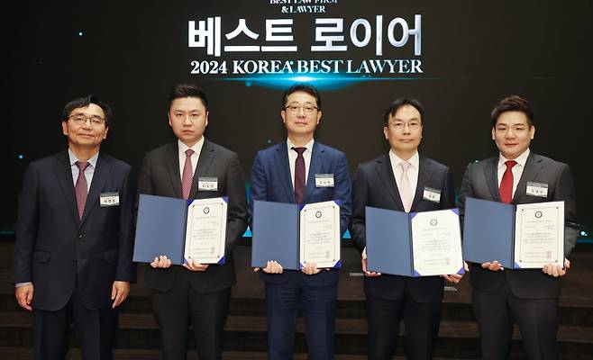 26일 서울 중림동 한국경제신문사 다산홀에서 열린 2024 한경 베스트로펌&로이어 시상식에서 IT부문 베스트 로이어상을 수상한 김앤장 법률사무소 김도엽 변호사, 법무법인 세종 강신욱 변호사, 지식재산권 특허 부문 김앤장 법률사무소 김원 변호사, 법무법인 광장 곽재우 변호사가 기념 촬영을 하고 있다. 이솔 기자