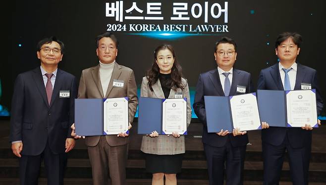 26일 서울 중림동 한국경제신문사 다산홀에서 열린 2024 한경 베스트로펌&로이어 시상식에서 민사 송무 부문 베스트 로이어상을 수상한 (왼쪽부터) 법무법인 화우 박재우 변호사, 법무법인 세종 이숙미 변호사, 부동산 건설업 부문 법무법인 세종 허현 변호사, 법무법인 율촌 김남호 변호사가 기념 촬영을 하고 있다. 이솔 기자
