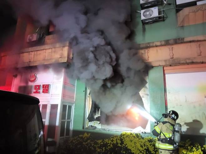 25일 밤 10시8분쯤 경기 화성시 봉담읍에 위치한 4층짜리 모텔에서 화재가 발생했다./사진=뉴시스(경기도소방재난본부 제공)