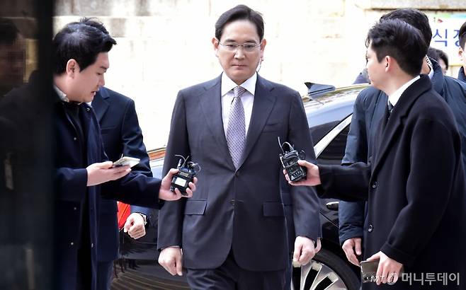 이재용 삼성전자 회장이 25일 서울 서초동 서울고등법원에서 열린 자본시장과 금융투자업에 관한 법률(자본시장법) 위반 등 혐의 항소심 결심공판에 출석하고 있다. /사진=임한별(머니S)