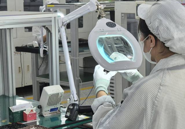 22일 행성전자 베트남 공장에서 현지 직원이 자동차 부품을 검수하고 있다. 김기혁기자