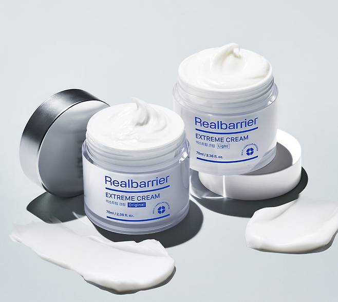 찬 바람이 불면서 건조함이 심해지는 환절기에는 피부 보습에 각별히 신경을 써야 한다. ‘리얼베리어 익스트림 크림’은 얼굴 보습 강화에 효과적이다. 각 브랜드 제공