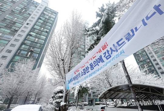 '1기 신도시 정비 선도지구 선정 결과'가 발표된 27일 오후 경기도 고양시 백송마을 1단지에 재건축 동의에 감사하는 플래카드가 걸려 있다. 연합뉴스