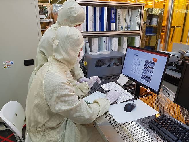 나노종합기술원 연구원들이 공정 데이터를 확인하고 있다. (나노종합기술원 제공)