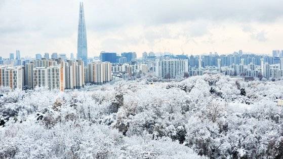 서울에 첫눈이 내린 27일 오전 서울 송파구에 눈이 쌓여 그림같은 풍경을 보이고 있다. 뉴스1