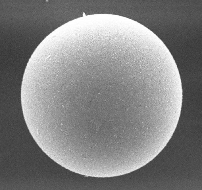 마이크로캡슐(SEM, Scanning Electron Microscope, 주사전자현미경)으로 본 사진. 미세하여 눈으로 확인이 불가하여 SEM으로 실제 제품을 확인할 수 있다.