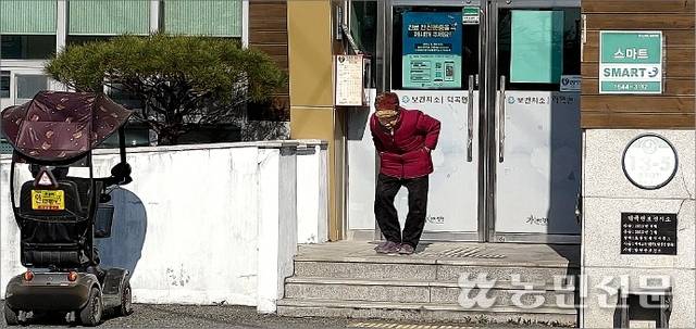 경남 합천의 한 보건지소에서 진료를 받고 나오는 어르신. 보건지소는 농촌 의료 최후의 보루이지만 공중보건의 부족 현상 심화로 제 기능을 못하는 곳이 점점 늘고 있다.