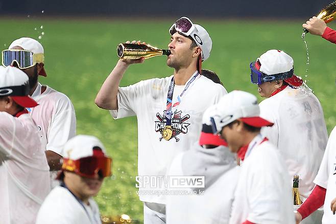 ▲ KIA 타이거즈 제임스 네일이 한국시리즈 우승을 자축하고 있다. ⓒ곽혜미 기자