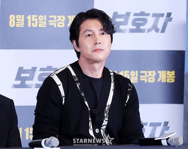 감독 겸 배우 정우성이 9일 오후 서울 광진구 건대입구 롯데시네마에서 진행된 영화 '보호자' 언론시사회 및 기자간담회에 참석해 취재진을 바라보고 있다. 정우성 감독의 첫 장 영화인 '보호자'는 10년 만에 출소해 몰랐던 딸의 존재를 알고 평범하게 살기를 원하는 수혁과 그를 노리는 이들 사이의 이야기를 그린 액션 영화다. 오는 15일 개봉. 2023.08.09 /사진=김창현