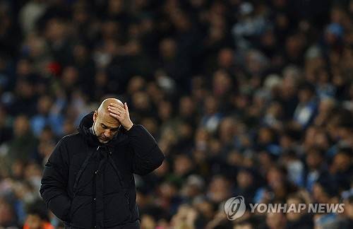 과르디올라 감독이 27일(한국시간) 영국 맨체스터에 있는 에티하드 스타디움에서 열린 맨체스터 시티와 페예노르트(네덜란드)의 2024-2025시즌 유럽축구연맹(UEFA) 챔피언스리그 리그 페이즈 5차전에서 3-3 무승부를 내준 뒤 코에 피를 흘렸다.연합뉴스
