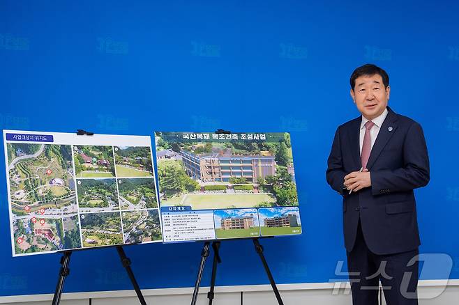 이재영 증평군수가 다목적 목조호텔 조성 계획을 발표하고 있다.(증평군 제공)/뉴스1