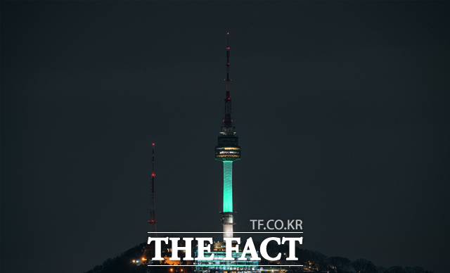 서울시가 '2025 서울색'으로 '그린오로라(Green Aurora)'를 선정했다. /서울시