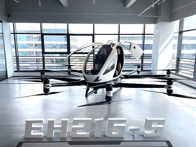 중국 저고도 경제 선두주자 이항이 제작한 자율주행 전기 수직 이착륙 비행기(eVOTL) ‘EH216-S’./이윤정 기자