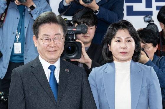 지난 4월 제22대 국회의원선거(총선) 개표 결과 인천 계양을에서 당선이 확실시 된 이재명 더불어민주당 대표가 선거 상황실에서 부인 김혜경씨와 지역구 당선 인사를 하고 있다. 중앙일보