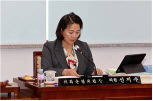 더불어민주당 신지수 인천 계양구의원(비례)이 최근 의회운영위위원회에서 의사진행을 하고 있다. 계양구의회 제공