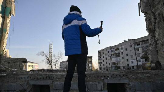 스페인 관광객 알베르토 블라스코 벤타스가 7일(현지시간) 우크라이나 수도 키이우 인근 도시 보로디얀카에서 러시아의 침공으로 파괴된 주거용 건물을 바라보고 있다. AFP 연합뉴스