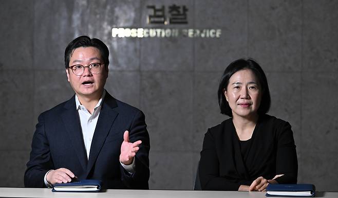 서울서부지검 범죄수익환수팀의 김지영 검사(오른쪽)와 안제홍 검사가 지난 22일 헤럴드경제와 인터뷰를 하고 있다. 임세준 기자