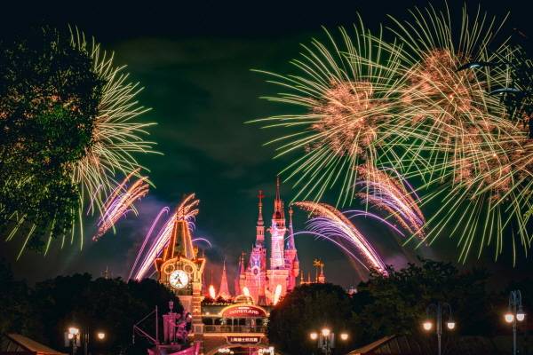 화려한 불꽃축제가 펼쳐지는 상하이 디즈니랜드 / Unsplash