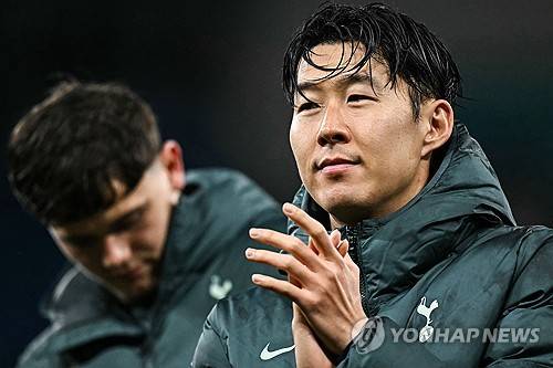 영국 매체 스탠다드가 28일(한국시간) 토트넘이 현재 선수단에서 가장 긴 시간 뛰고 있는 벤 데이비스의 1년 계약 연장 옵션을 발동하려 한다고 보도했다. 이와 함께 손흥민이 토트넘이 제시한 재계약 제안에 사인하지 않아 1년 연장을 준비한다고 덧붙였다. 연합뉴스