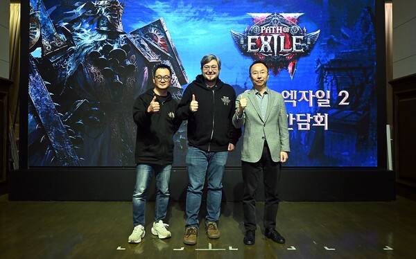 - 김상구 카카오게임즈 본부장(좌측부터), 조나단 로저스 GGG 총괄 디렉터, 한상우 카카오게임즈 대표