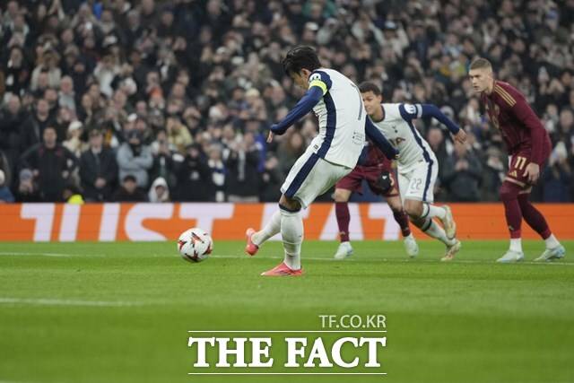 적극적인 슈팅으로 AS로마 골문을 위협하는 손흥민./런던=AP.뉴시스