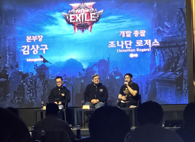 김상구 카카오게임즈 본부장(맨 왼쪽)과 조나단 로저스 그라운딩 기어 게임즈 개발 총괄이 29일 서울 성수동 보테가마지오에서 진행된 ‘패스 오브 엑자일 2(이하 POE 2)’ 국내 미디어 간담회에서 기자들의 질의에 답하고 있다. ⓒ데일리안 민단비 기자