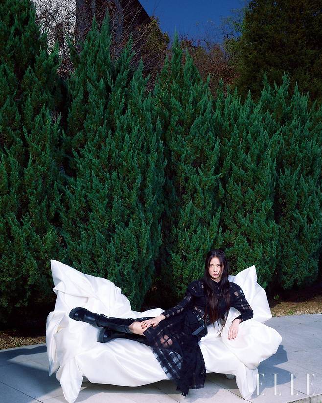 메시 체크 디테일의 모헤어 톱과 미디스커트, 실크 피시 네트 톱, 브리프, 가터벨트 부츠, 하네스 벨트는 모두 Dior.