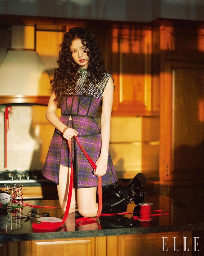 비드 칼라 디테일의 실버 메시 튤 엠브로이더리 톱과 버진 울 드레스, 쇼츠, 멀티 버클 부츠는 모두 Dior.