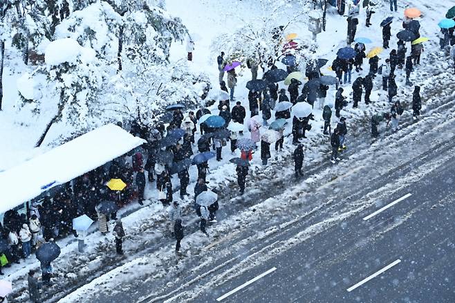 수도권 지역에 40㎝ 안팎의 눈이 쌓인 가운데 일부 시민들이 제설작업에 대한 불만을 쏟아냈다. 사진은 경기 수원시 영통구 망포동 한 버스정류장에서 출근길 시민들이 버스를 기다리는 모습. /사진=뉴시스